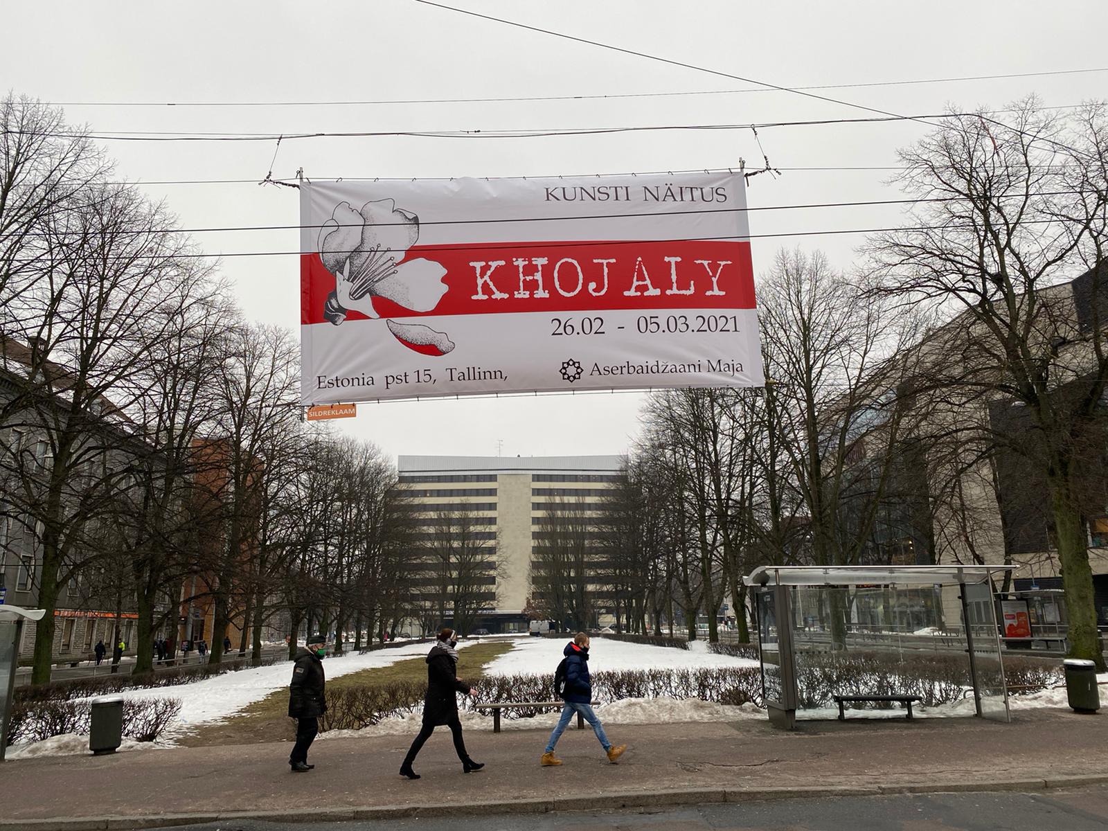 Estoniya küçəsində Xocalı soyqırımı haqqında böyük banner asılıb