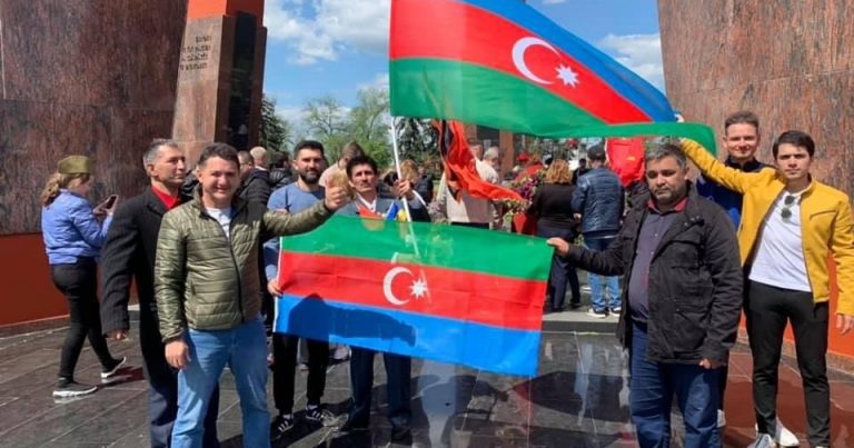 Diaspor sədri Elçin Bayramovdan Azərbaycan bayrağına HÖRMƏTSİZLİK